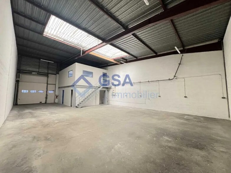 Local d’activités dans Lisses à louer - Photo intérieure – Image 2 sur 8