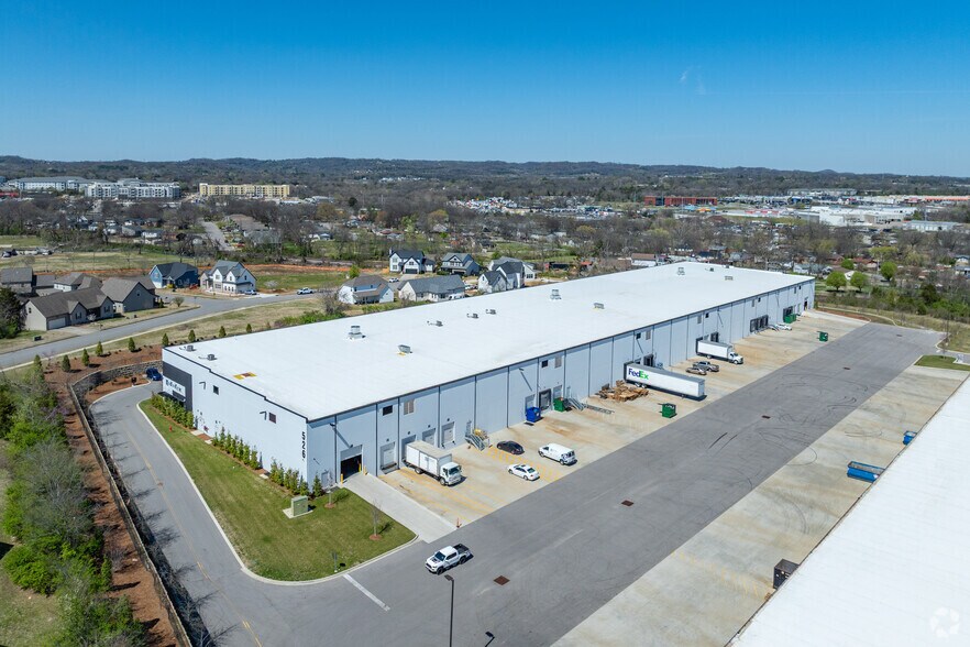 526 Myatt Dr, Madison, TN à louer - Photo de l’immeuble – Image 3 sur 9