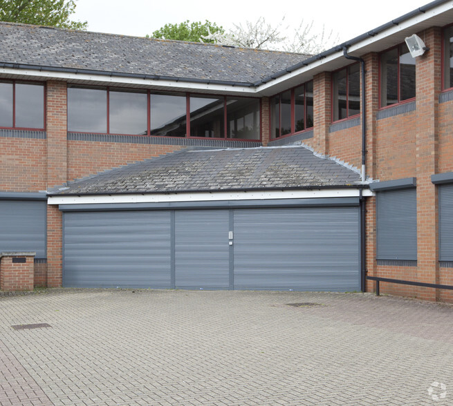 Stephenson Rd, Basingstoke à vendre - Photo de l’immeuble – Image 2 sur 3