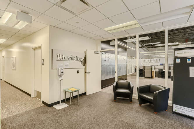 900 Tri State Pky, Gurnee, IL à vendre - Photo intérieure – Image 3 sur 10