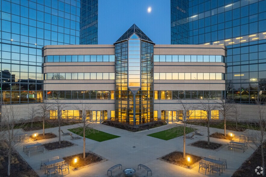 1400 American Ln, Schaumburg, IL à louer - Photo de l’immeuble – Image 3 sur 9