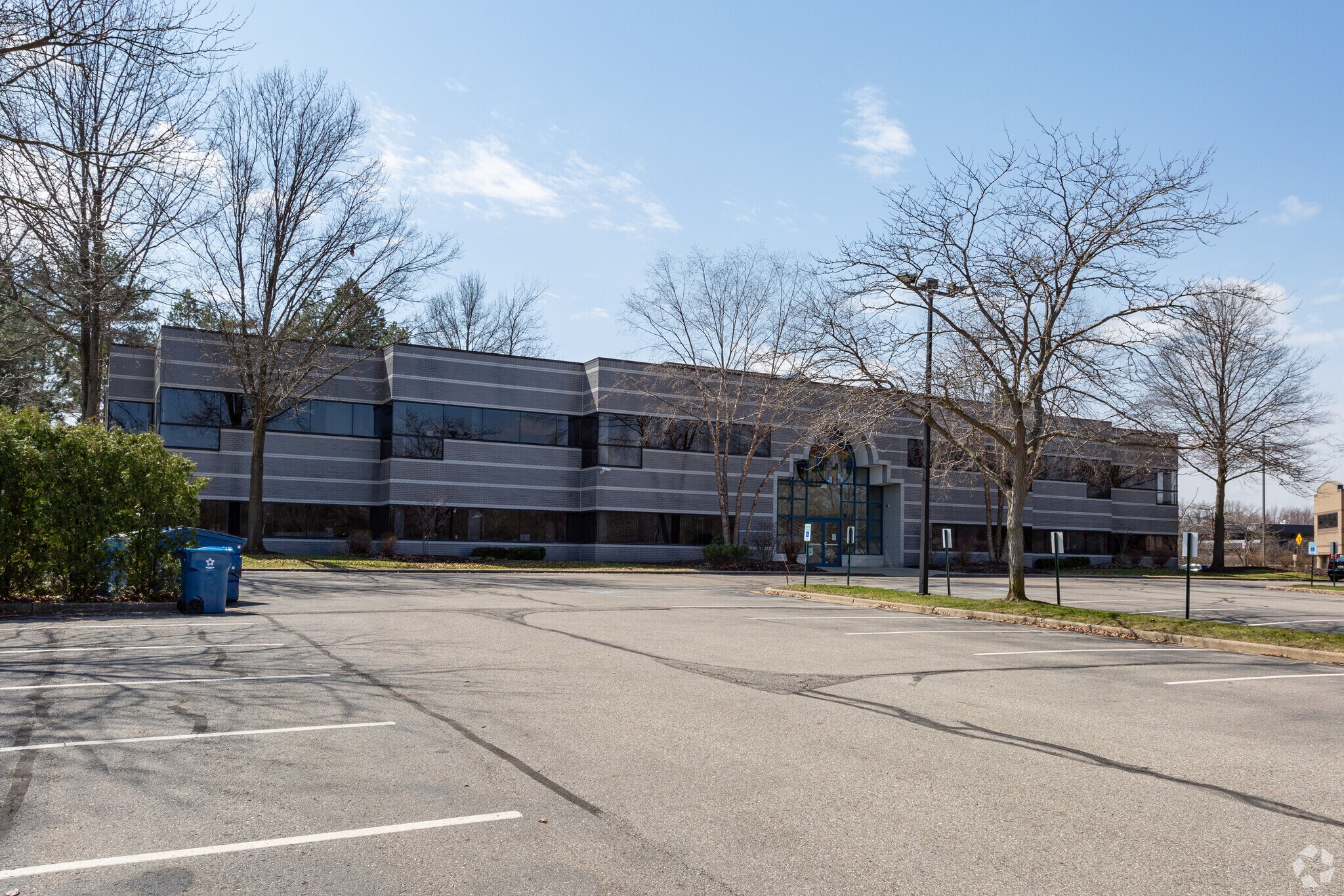695 Kenmoor Ave SE, Grand Rapids, MI à vendre Photo principale– Image 1 sur 8