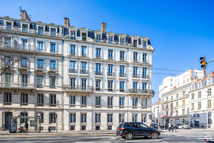 Immeuble residentiel dans Lyon à vendre - Photo de l’immeuble – Image 2 sur 2