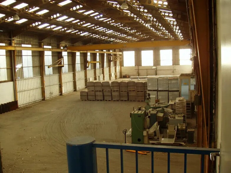 Industriel/Logistique dans Arles à vendre - Photo de l’immeuble – Image 3 sur 5