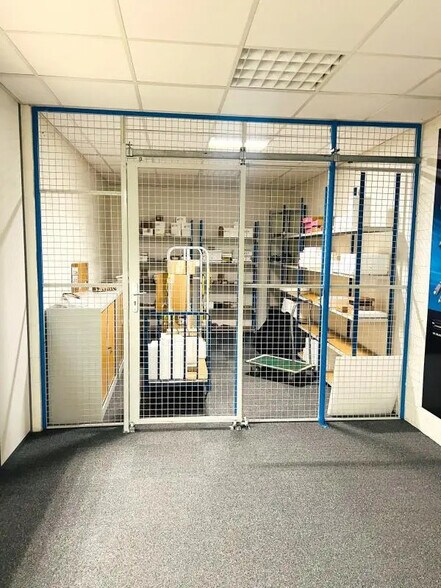Local d’activités dans Montigny-le-Bretonneux à louer - Photo de l’immeuble – Image 3 sur 12