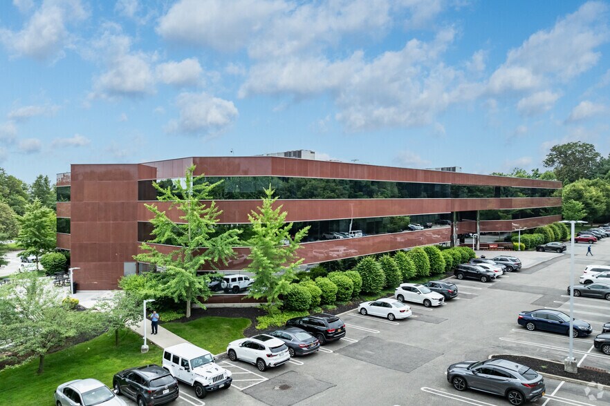 50 Jericho Quadrangle, Jericho, NY à louer - Photo de l’immeuble – Image 3 sur 4