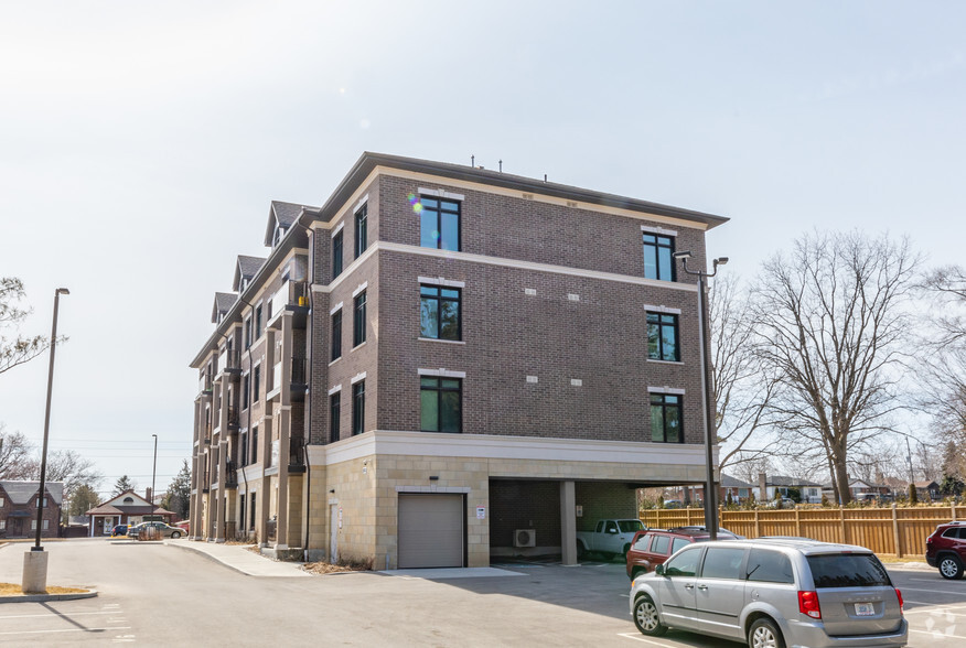 710 King St W, Oshawa, ON à vendre - Photo de l’immeuble – Image 2 sur 2