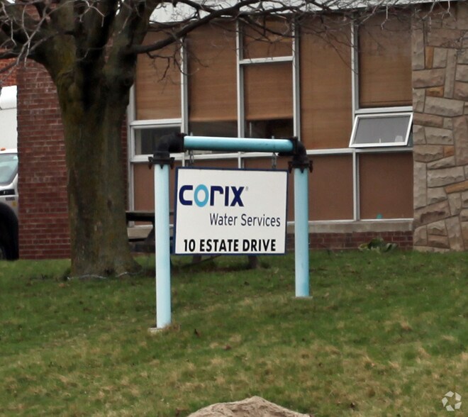 10 Estate Dr, Toronto, ON à louer - Photo de l’immeuble – Image 2 sur 3