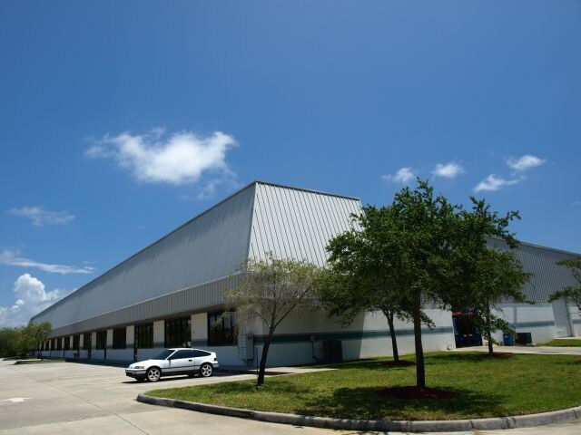 571 Haverty Ct, Rockledge, FL à louer - Photo de l’immeuble – Image 3 sur 4