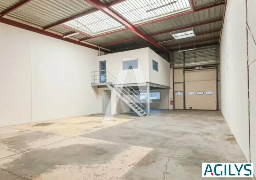 Local d’activités dans Lisses à louer - Photo de l’immeuble – Image 2 sur 6