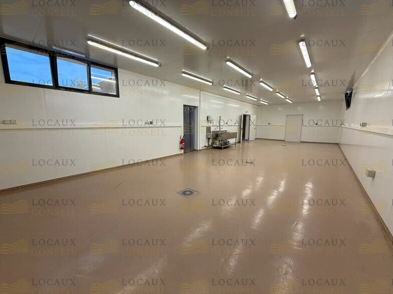 Local d’activités dans Ennery à louer - Photo de l’immeuble – Image 3 sur 8