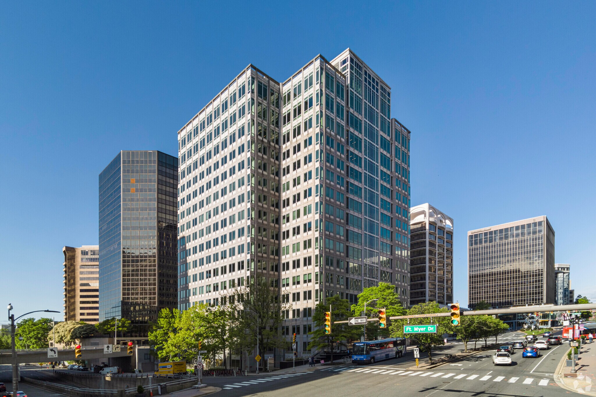 1300 Wilson Blvd, Arlington, VA à louer Photo principale– Image 1 sur 17