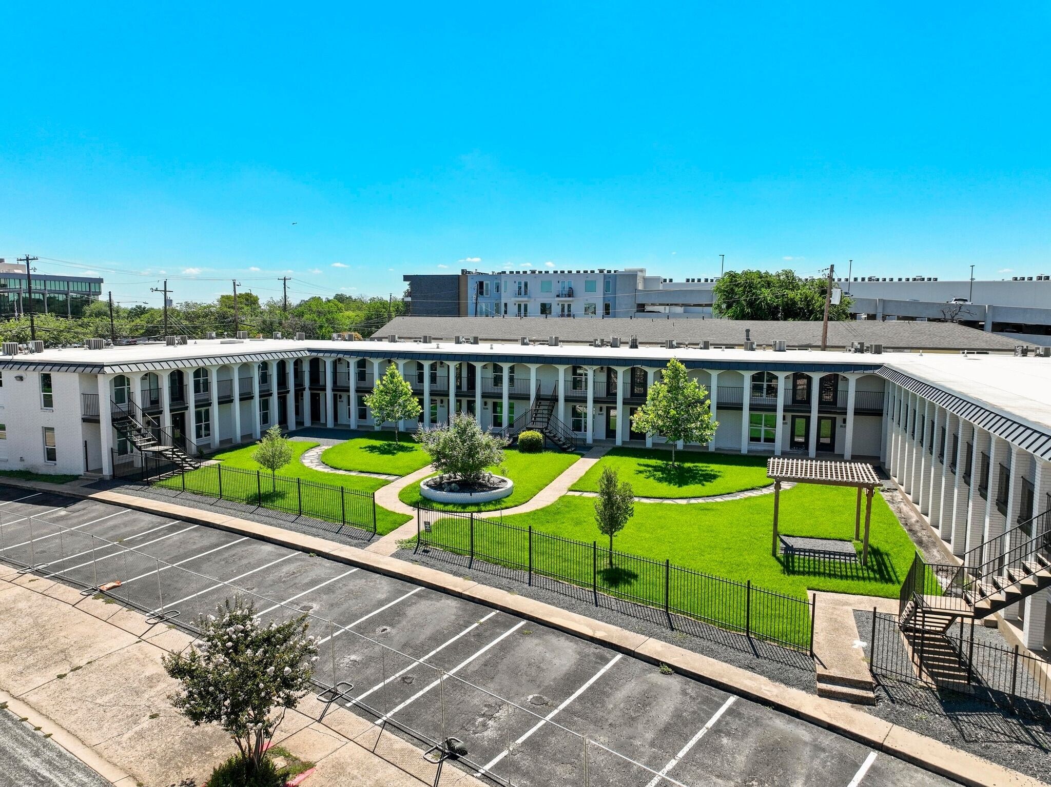 1101 Clayton Ln, Austin, TX à vendre Photo de l’immeuble– Image 1 sur 10
