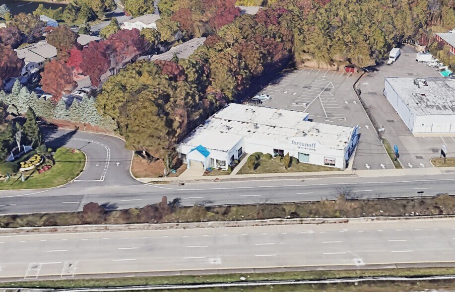 615 W Sunrise Hwy, Patchogue, NY à louer - Photo de l’immeuble – Image 2 sur 3