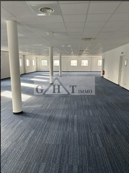 Bureau dans Villeneuve-la-Garenne à louer - Photo de l’immeuble – Image 1 sur 3