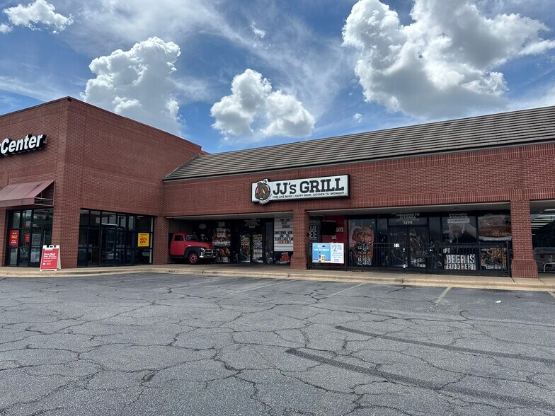 12201 W Markham St, Little Rock, AR à louer - Photo de l’immeuble – Image 3 sur 5