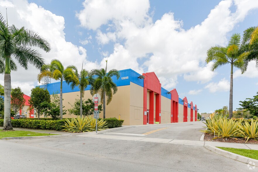13991 SW 143rd Ct, Miami, FL à louer - Photo de l’immeuble – Image 2 sur 3