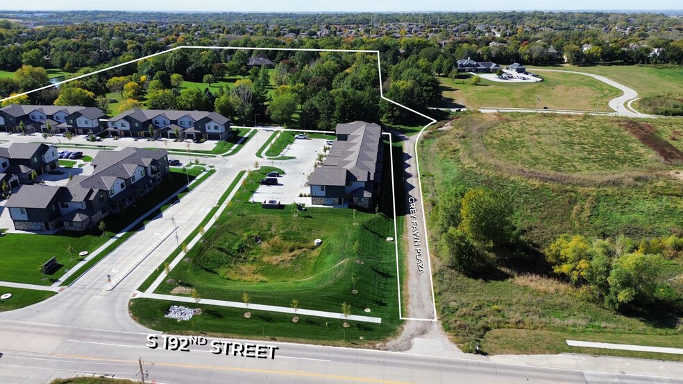 19293 Grey Fawn Plz, Elkhorn, NE à vendre - Photo de l’immeuble – Image 2 sur 5