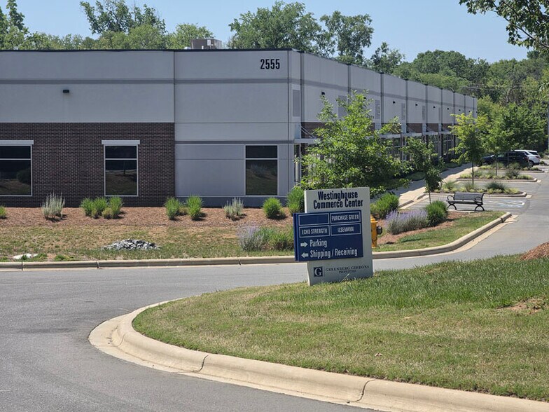 2555 Westinghouse Blvd, Charlotte, NC à louer - Photo de l’immeuble – Image 3 sur 7