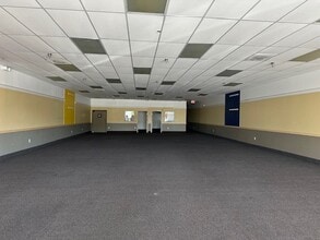 2100-2130 E Highland Ave, San Bernardino, CA à louer Photo de l’immeuble– Image 2 sur 7
