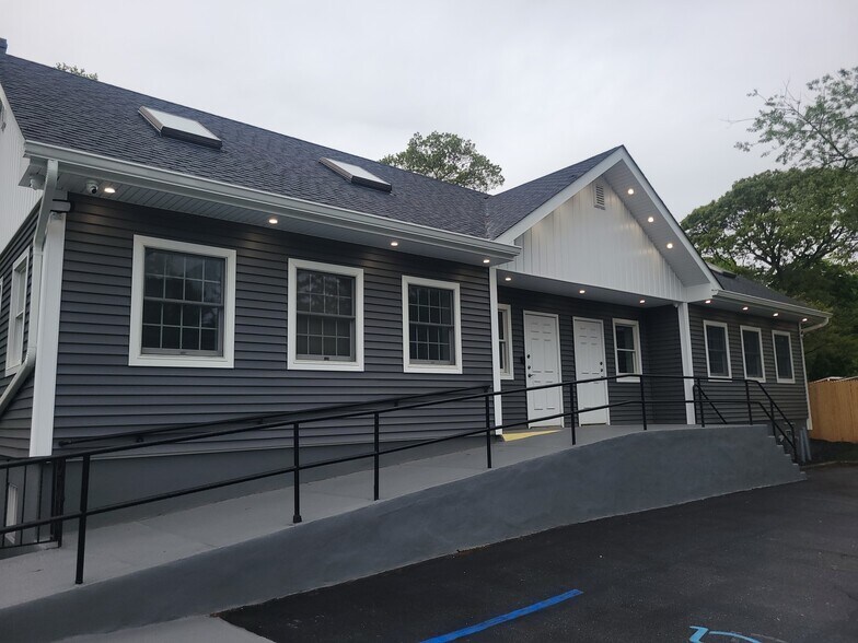 360 Hawkins Ave, Ronkonkoma, NY à louer - Photo de l’immeuble – Image 2 sur 20