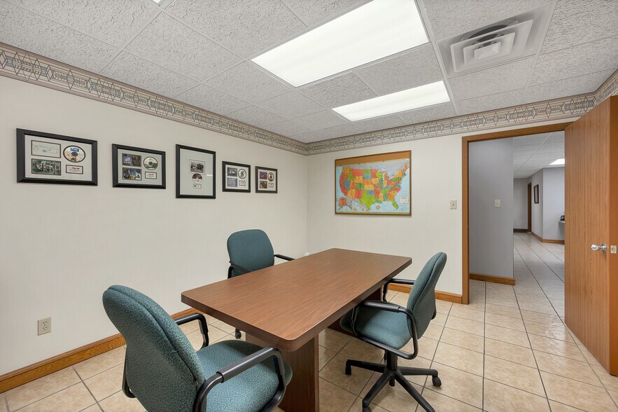 1725 Suburban Dr, De Pere, WI à vendre - Photo de l’immeuble – Image 2 sur 83