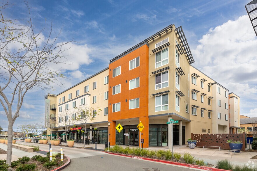 790 Foster City Blvd, Foster City, CA à louer - Photo de l’immeuble – Image 3 sur 10