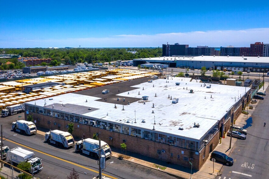 606 Cozine Ave, Brooklyn, NY à louer - Photo de l’immeuble – Image 1 sur 5