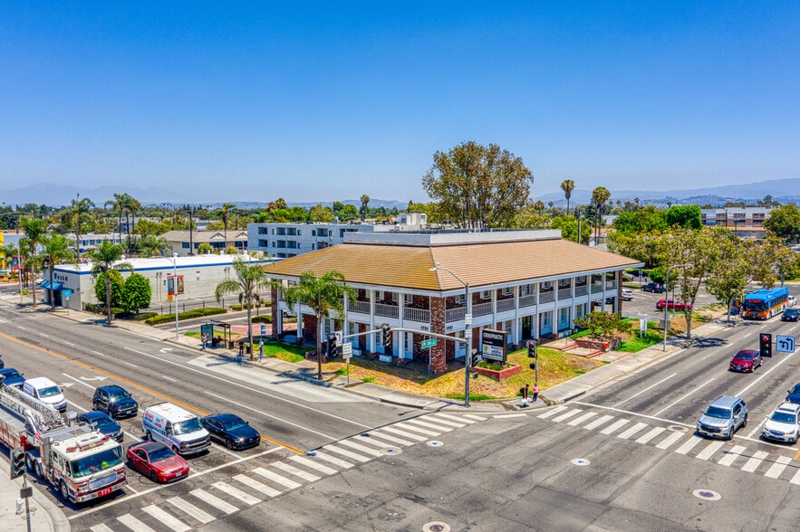 1701 N Main St, Santa Ana, CA à vendre - Photo principale – Image 1 sur 34