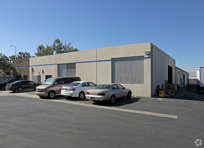 421-433 E Columbine Ave, Santa Ana, CA à louer - Photo de l’immeuble – Image 3 sur 3