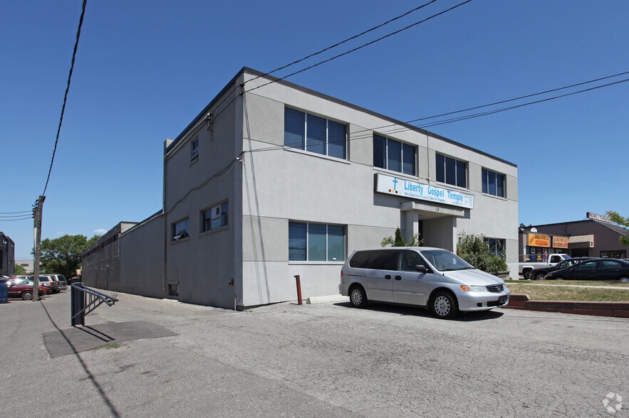 28 Ingram Dr, Toronto, ON à louer - Photo principale – Image 1 sur 2