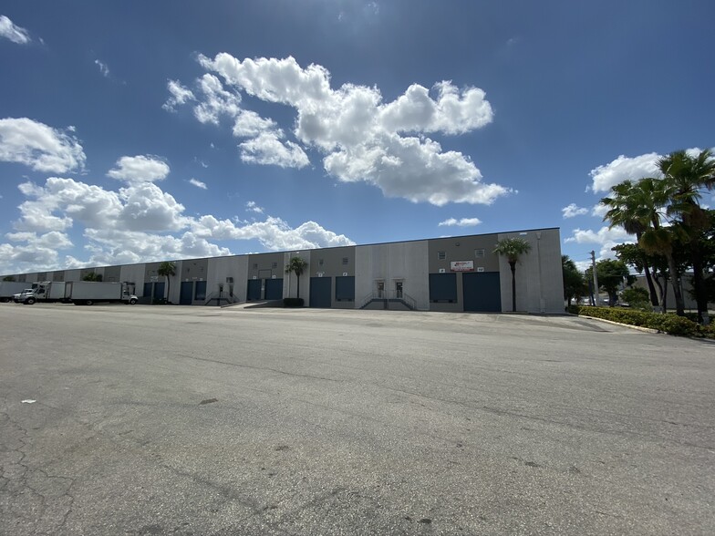 8740-8890 NW 102nd St, Medley, FL à louer - Photo de l’immeuble – Image 1 sur 4