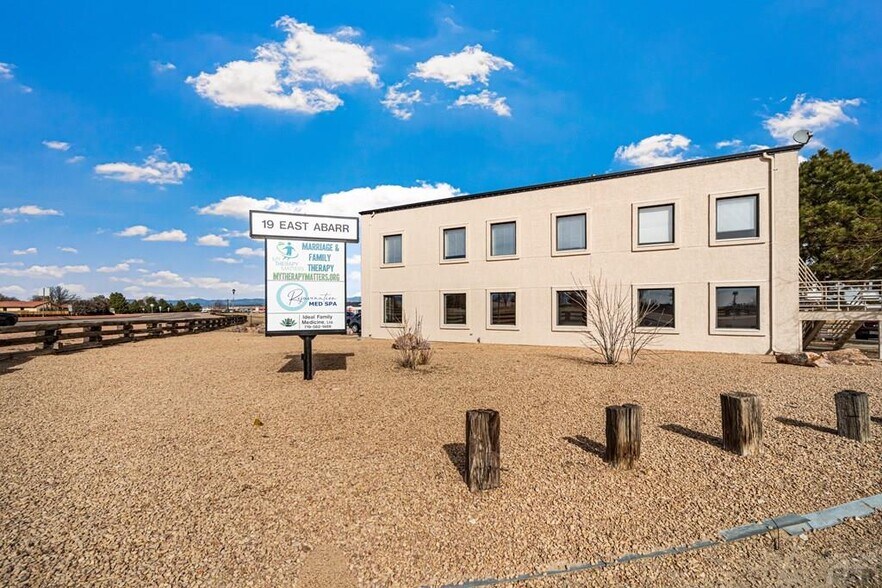 19 E Abarr Dr, Pueblo, CO à louer - Photo de l’immeuble – Image 2 sur 21