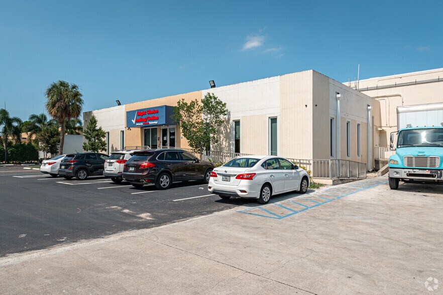 6250 NW 27th Way, Fort Lauderdale, FL à louer - Photo principale – Image 3 sur 6