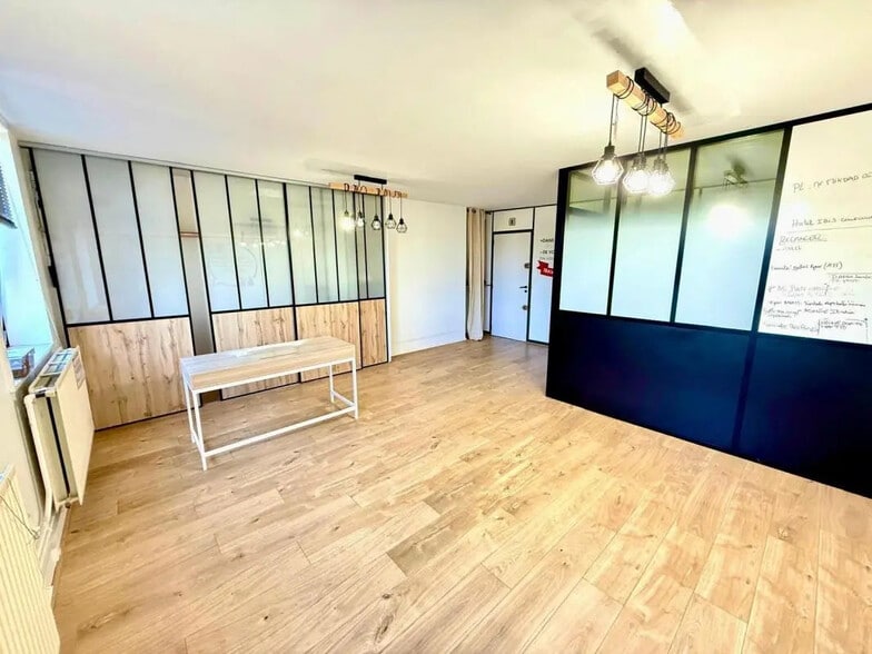 Bureau dans Évry-Courcouronnes à louer - Photo de l’immeuble – Image 1 sur 4