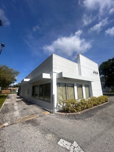 8550 N Dale Mabry Hwy, Tampa, FL à louer - Photo de l’immeuble – Image 3 sur 16