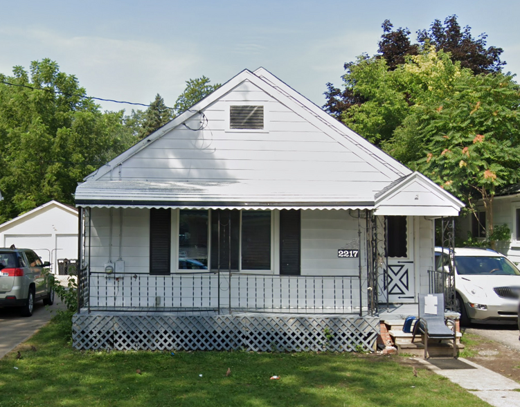 2217 N Clinton St, Saginaw, MI à vendre - Photo principale – Image 1 sur 1