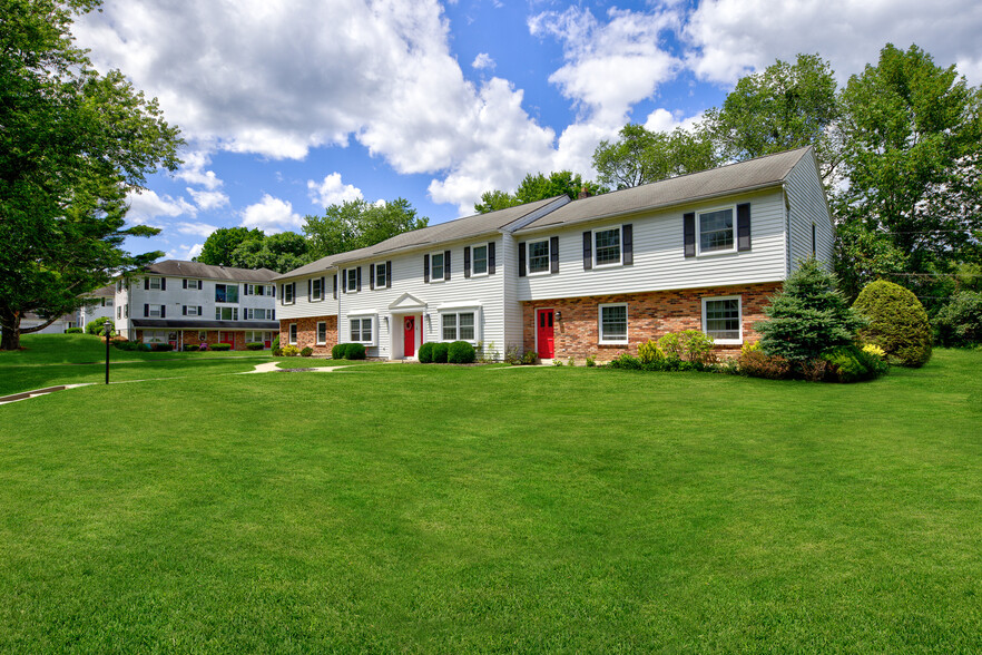 565 Bay Rd, Queensbury, NY à louer - Photo de l’immeuble – Image 2 sur 13