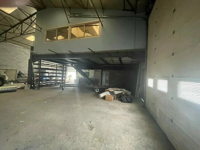 Plus de détails pour Local d'activités à louer