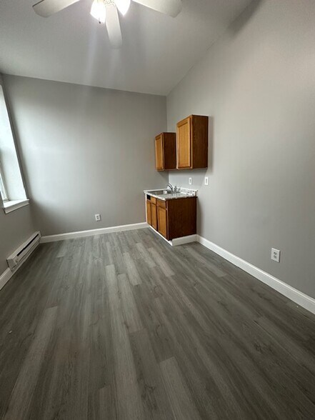 473-477 E Main St, Waterbury, CT à vendre - Photo de l’immeuble – Image 3 sur 8