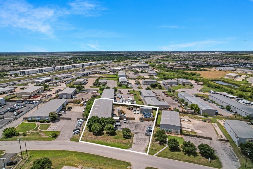 271 Commercial Dr, Buda, TX à vendre - Photo de l’immeuble – Image 2 sur 23