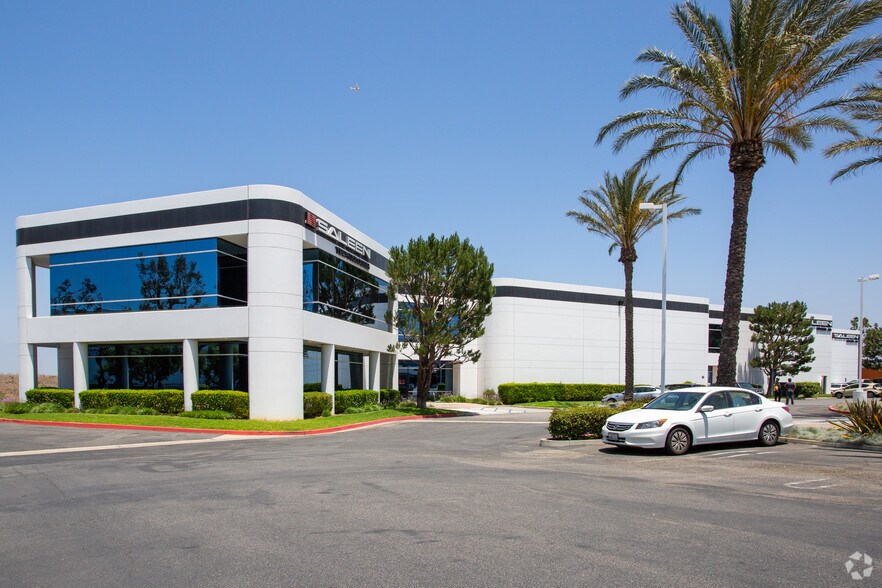 2755 Wardlow Rd, Corona, CA à louer - Photo de l’immeuble – Image 1 sur 2
