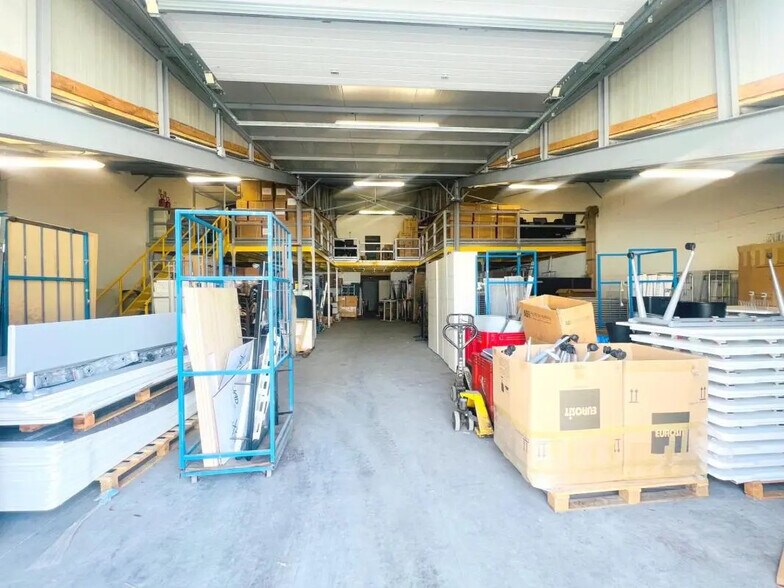 Local d’activités dans Aulnay-sur-Mauldre à louer - Photo de l’immeuble – Image 2 sur 13