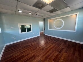 111 W Robertson St, Brandon, FL à louer Photo intérieure– Image 2 sur 12