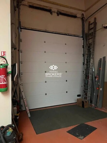 Local d'activités dans Mandres-les-Roses à vendre - Photo intérieure – Image 3 sur 4