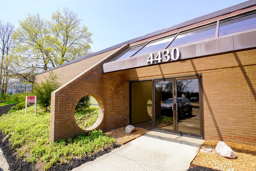 4430-4438 Carver Woods Dr, Blue Ash, OH à vendre - Photo de l’immeuble – Image 2 sur 15
