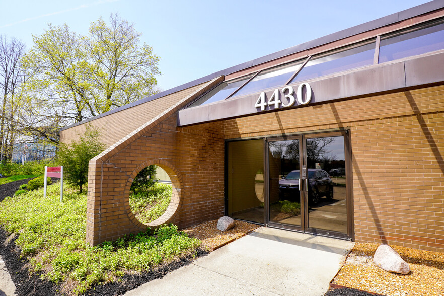 4430-4438 Carver Woods Dr, Blue Ash, OH à vendre - Photo de l’immeuble – Image 3 sur 16