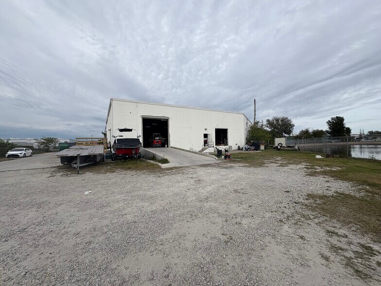 3250 44th Ave N, Saint Petersburg, FL à louer - Photo de l’immeuble – Image 3 sur 22