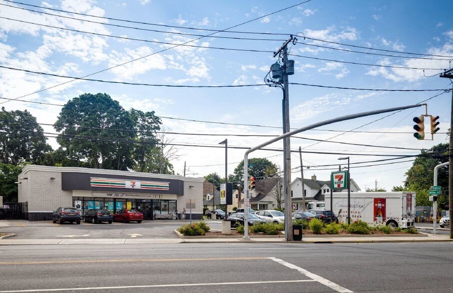 2099 Grand Ave, Baldwin, NY à vendre - Photo de l’immeuble – Image 2 sur 7