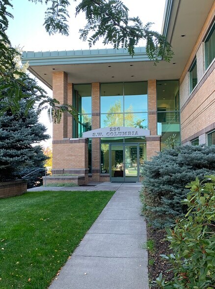 296 SW Columbia St, Bend, OR à louer - Photo de l’immeuble – Image 1 sur 9
